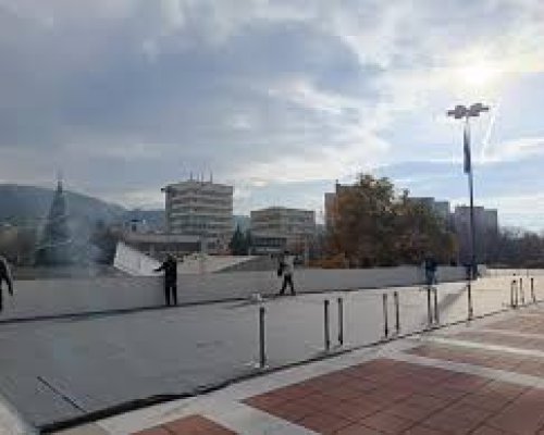 На 23 декември ледената пързалка в центъра на Благоевград се превръща в сцена на истинско Коледно шоу