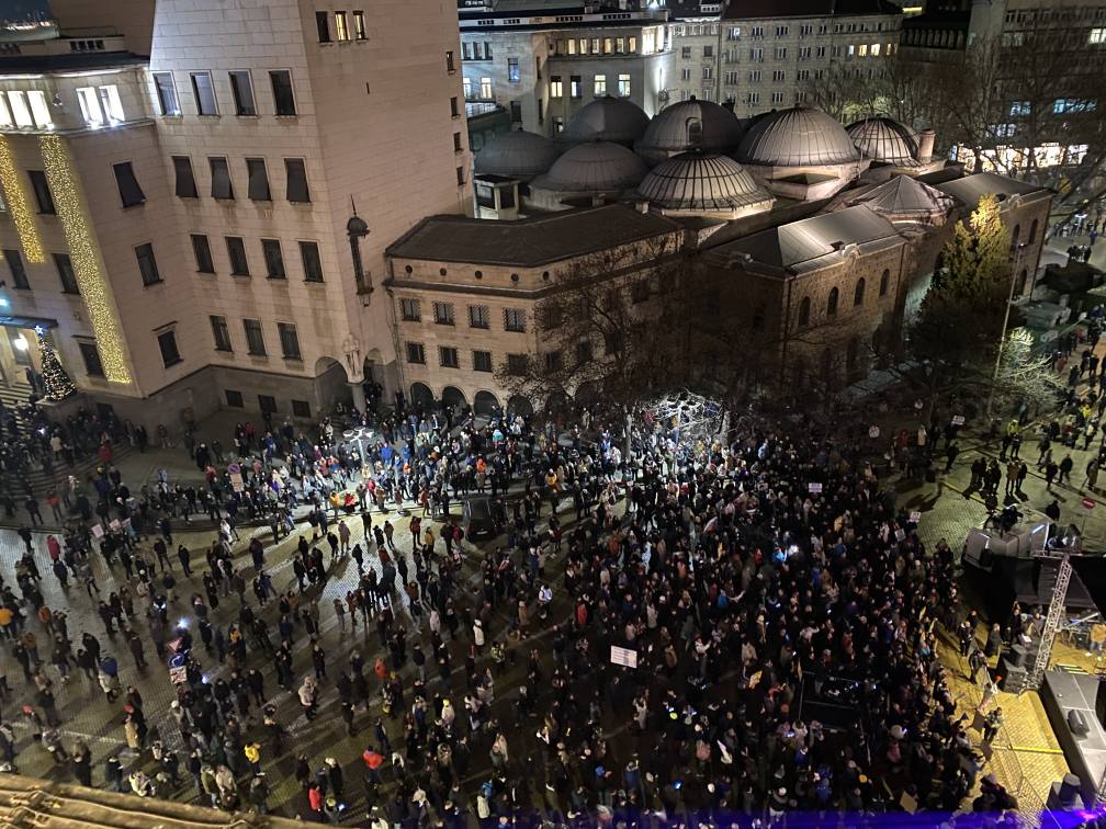 Нов протест на опозицията, започнаха да се събират хора в Триъгълника на властта Нов протест на опозицията, започнаха да се събират хора в Триъгълника на властта