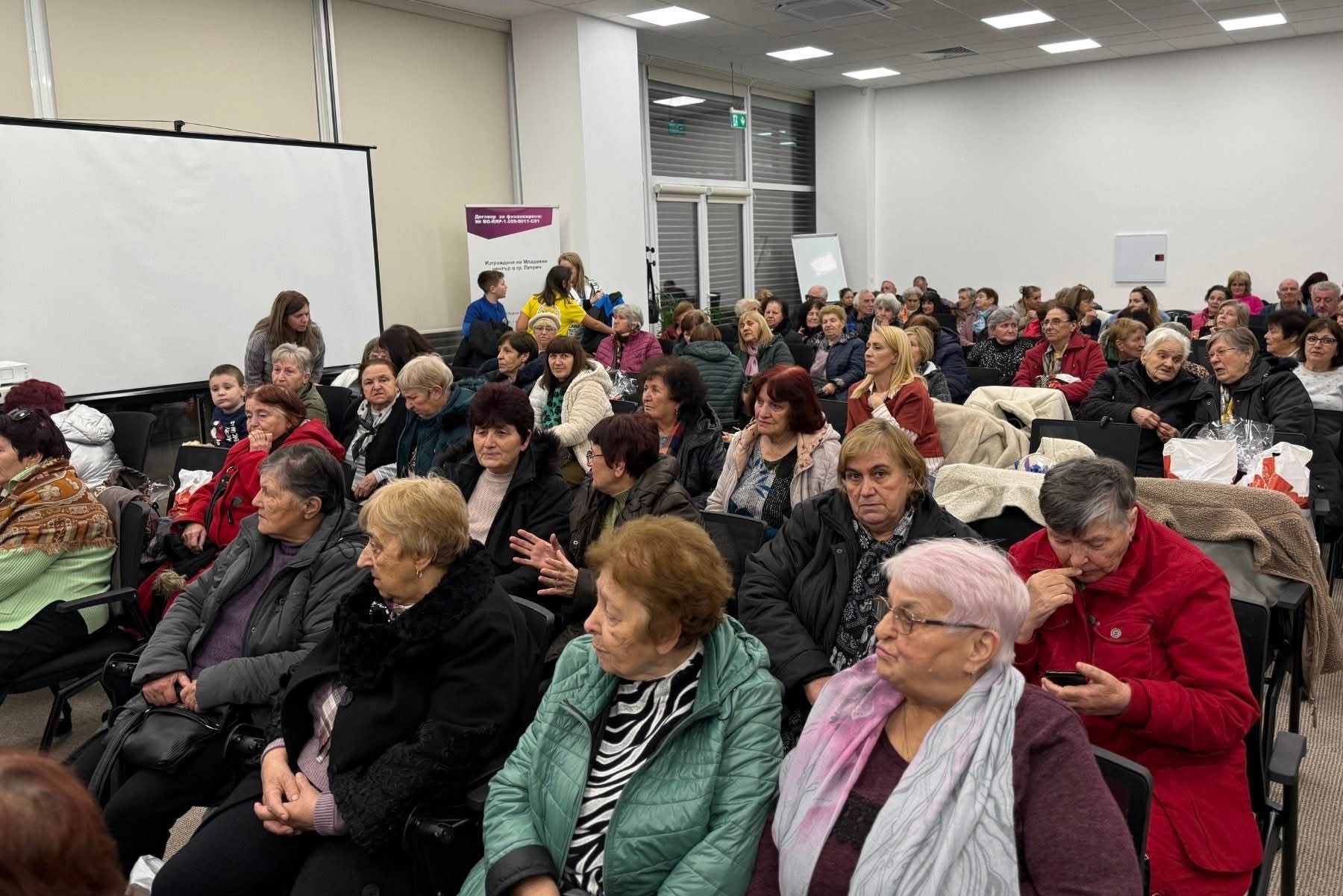 Ученици и танцьори подариха Коледна прегръдка на пенсионери в Петрич