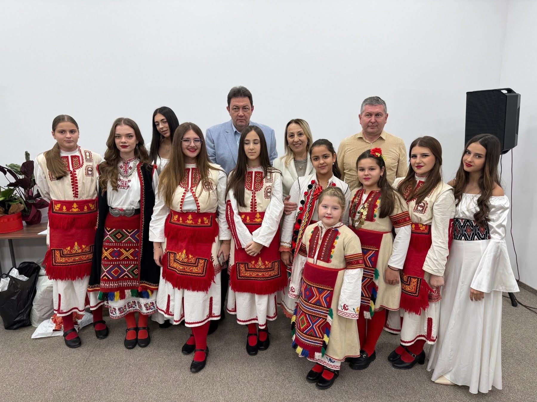 Ученици и танцьори подариха Коледна прегръдка на пенсионери в Петрич