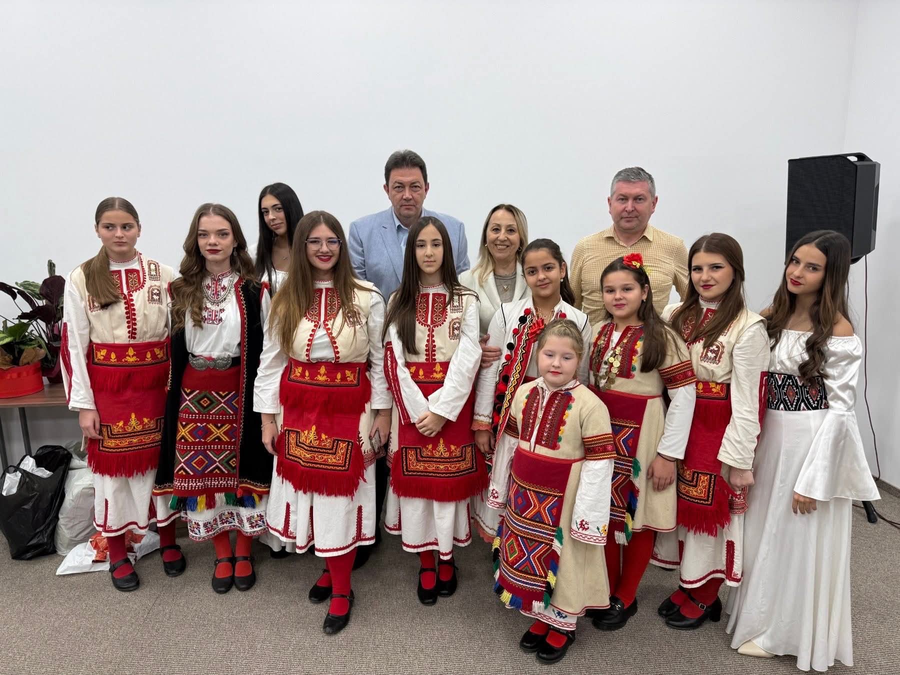 Ученици и танцьори подариха Коледна прегръдка на пенсионери в Петрич Ученици и танцьори подариха Коледна прегръдка на пенсионери в Петрич