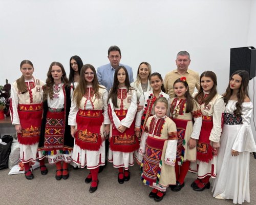 Ученици и танцьори подариха  Коледна прегръдка  на пенсионери в Петрич
