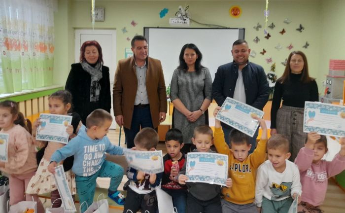 Кметът на Гърмен Феим Иса зарадва всички деца от детските градини с подаръци Кметът на Гърмен Феим Иса зарадва всички деца от детските градини с подаръци