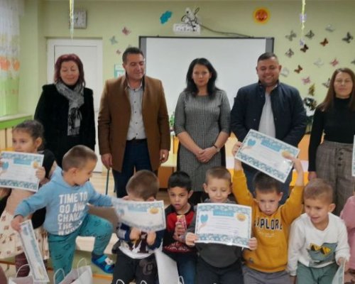 Кметът на Гърмен Феим Иса зарадва всички деца от детските градини с подаръци