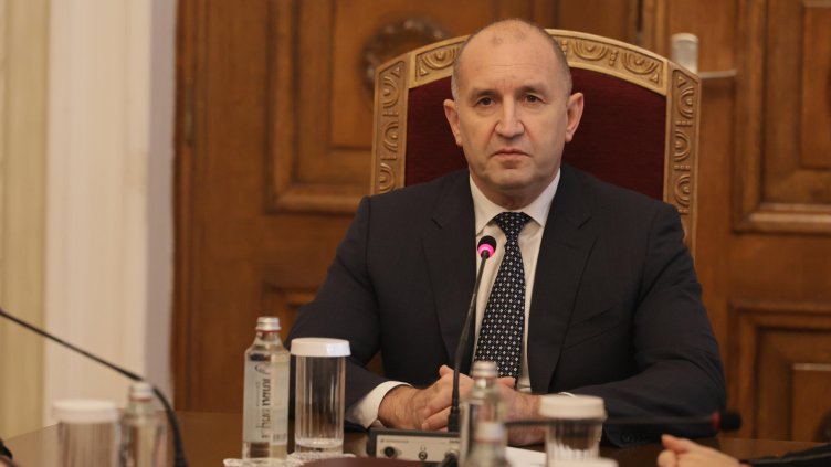 Радев връчва първия мандат след Нова година, обяви се за 100 машинно гласуване Радев връчва първия мандат след Нова година, обяви се за 100 машинно гласуване