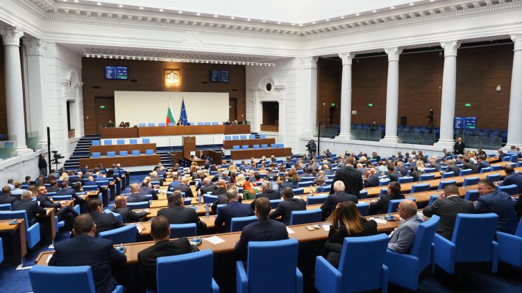 Скандал в НС! Депутати се обиждат, почти се стигна до бой Скандал в НС! Депутати се обиждат, почти се стигна до бой