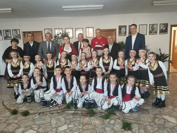 Децата от ДГ Снежанка с поздрав към ръководството и служителите на община Гоце Делчев Децата от ДГ Снежанка с поздрав към ръководството и служителите на община Гоце Делчев