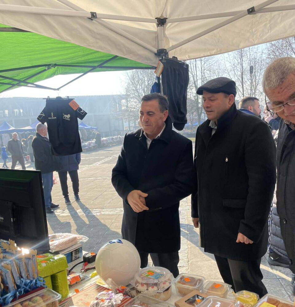 Доброто продължава: ПФК Левски дари своя подписана тениска за каузата на община Гърмен-Да подадем ръка