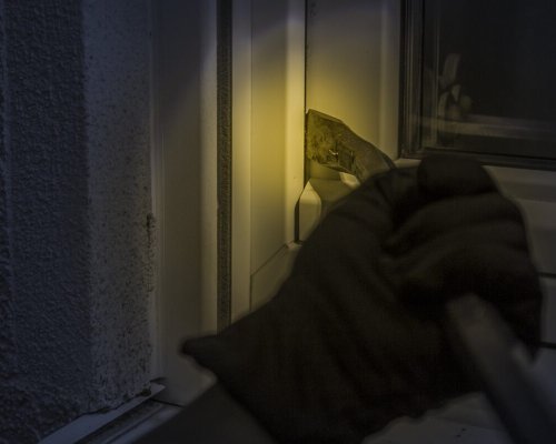 Внимание, крадци по празниците: Ключалки, навици и социални мрежи-съвети как да защитим дома си
