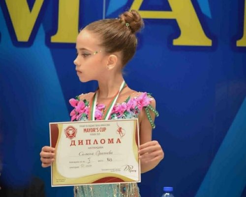 Гимнастичката Симона Драгнева от Петрич със злато и титлата Мини мис
