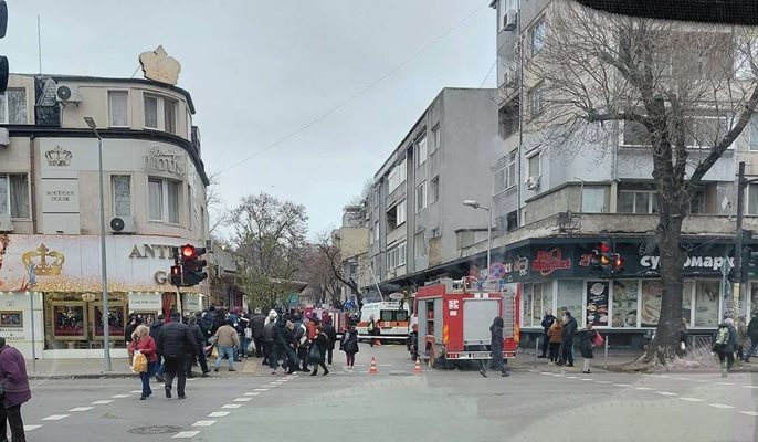 Две жени загинаха, след като автомобил се вряза в пешеходци и магазин в центъра на Варна Две жени загинаха, след като автомобил се вряза в пешеходци и магазин в центъра на Варна