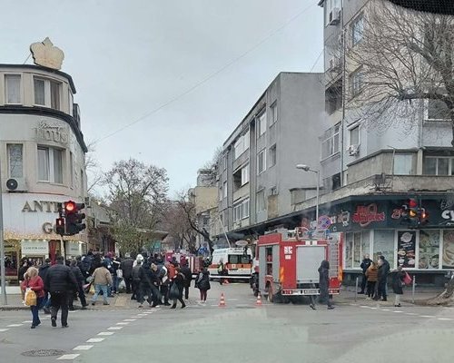 Две жени загинаха, след като автомобил се вряза в пешеходци и магазин в центъра на Варна