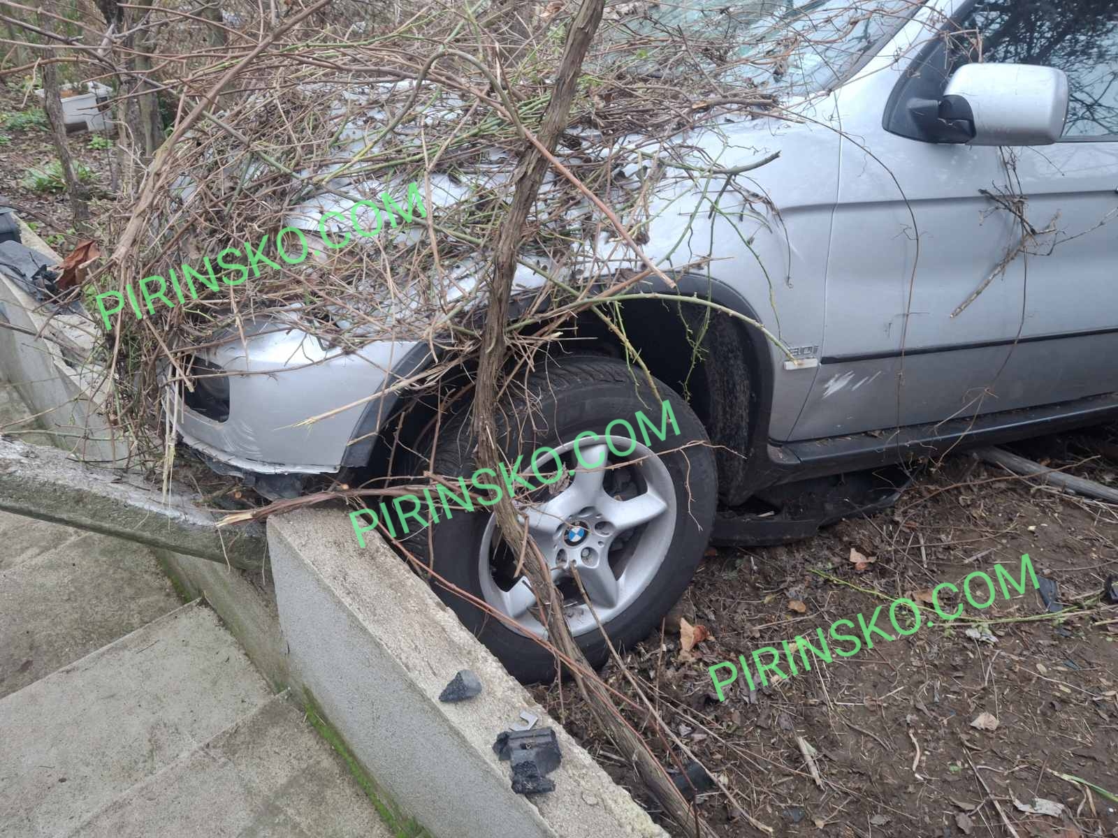 ЗРЕЛИЩНА КАСКАДА: БМВ помете оградите на две къщи в симитлийското село Градево