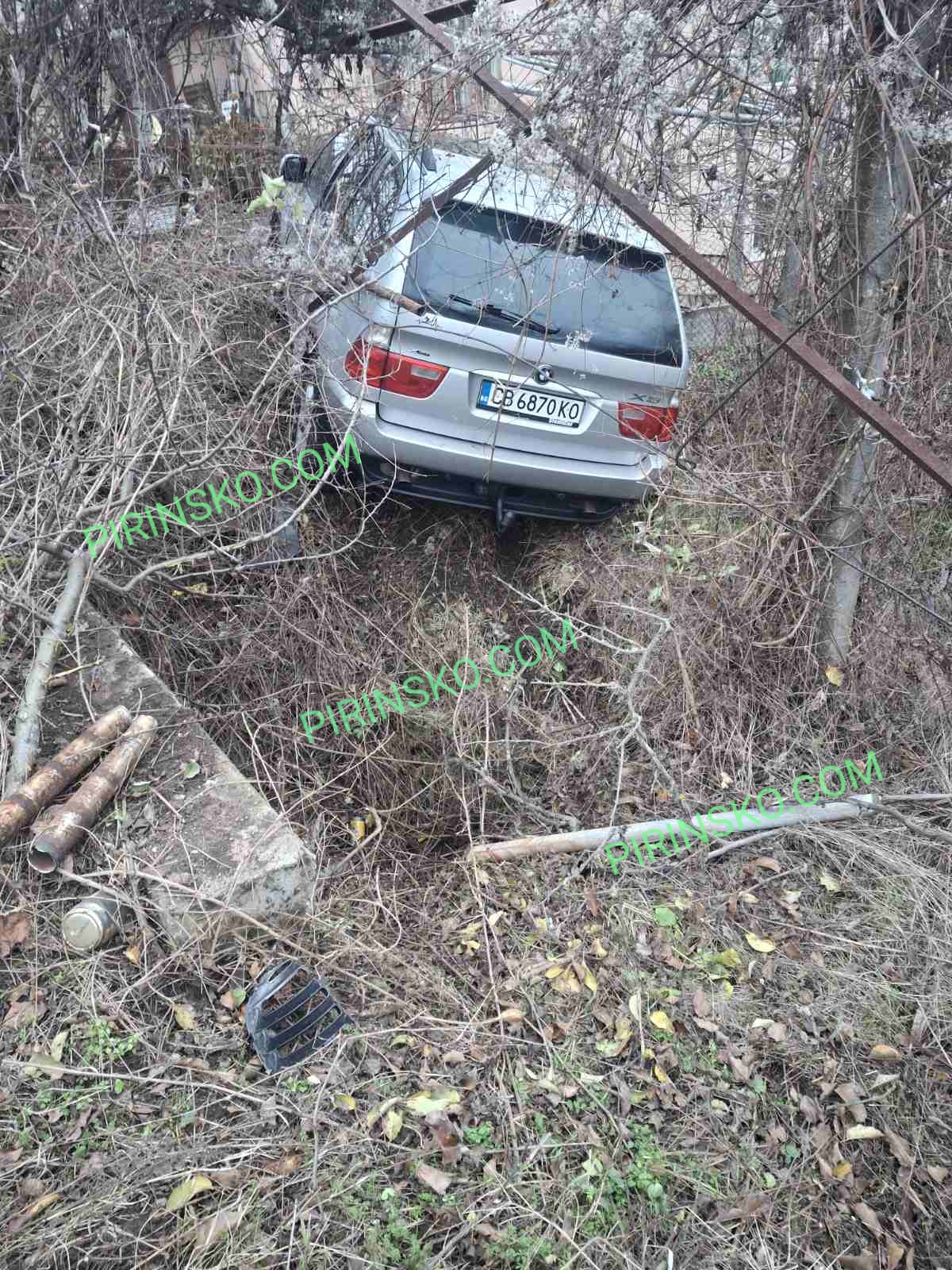 ЗРЕЛИЩНА КАСКАДА: БМВ помете оградите на две къщи в симитлийското село Градево