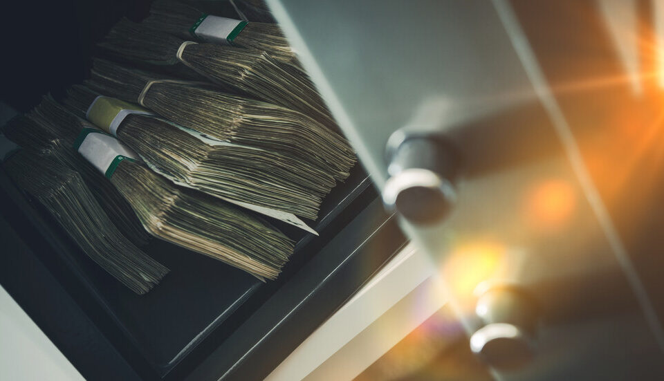Мъж внесе 4000 лв., посипани с нафталин за защита от молци, предизвика пожар в банков клон