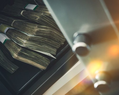 Мъж внесе 4000 лв., посипани с нафталин за защита от молци, предизвика пожар в банков клон