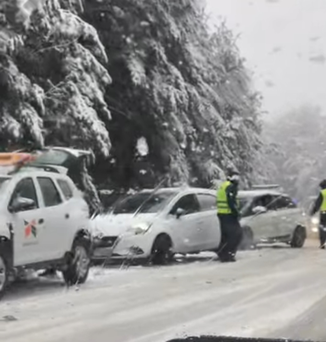 Затруднено движение през прохода Предел заради обилен снеговалеж