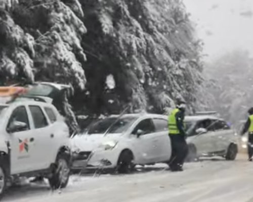 Затруднено движение през прохода Предел заради обилен снеговалеж
