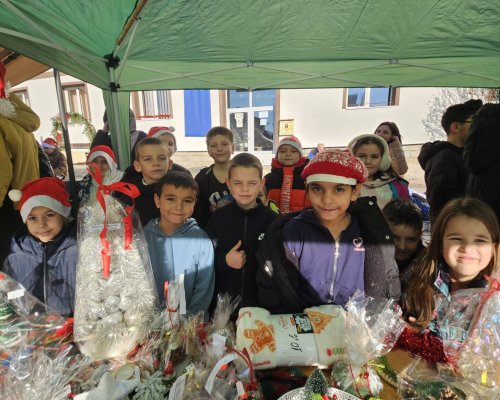 Благотворителен базар на ОУ Св. Климент Охридски изпълни центъра на Добринище с усмивки
