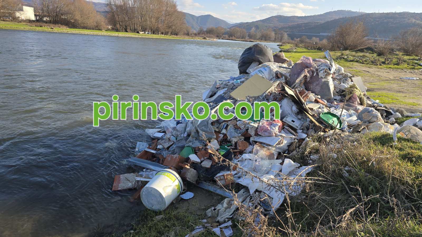 БЕЗОБРАЗИЕ!Камион изсипа строителни отпадъци в река Струма край Благоевград БЕЗОБРАЗИЕ!Камион изсипа строителни отпадъци в река Струма край Благоевград