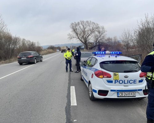 Шофьор отнесе полицай, след това се заби в патрулка при опит да избяга от проверка