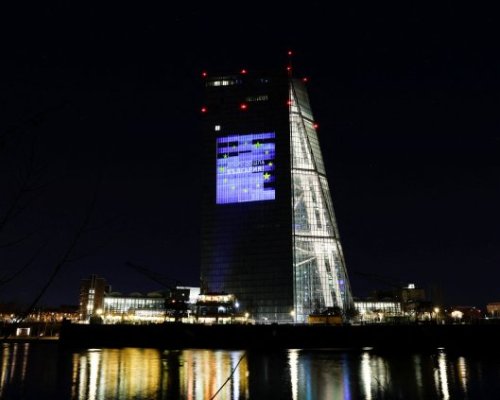 Добре дошла, България -ЕЦБ със светлинен поздрав на сградата във Франкфурт