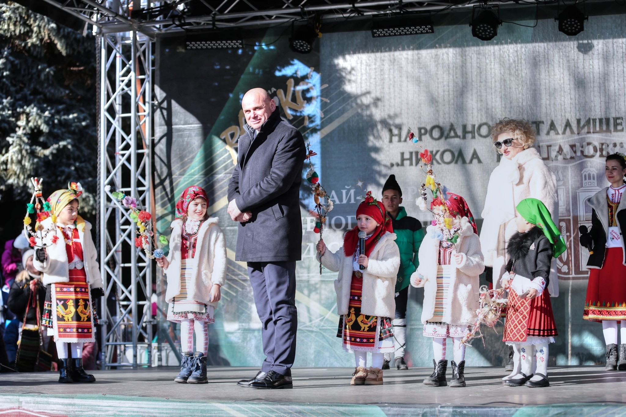 Банско посрещна 2026 година с пълен площад, кукерски игри и жива българска традиция