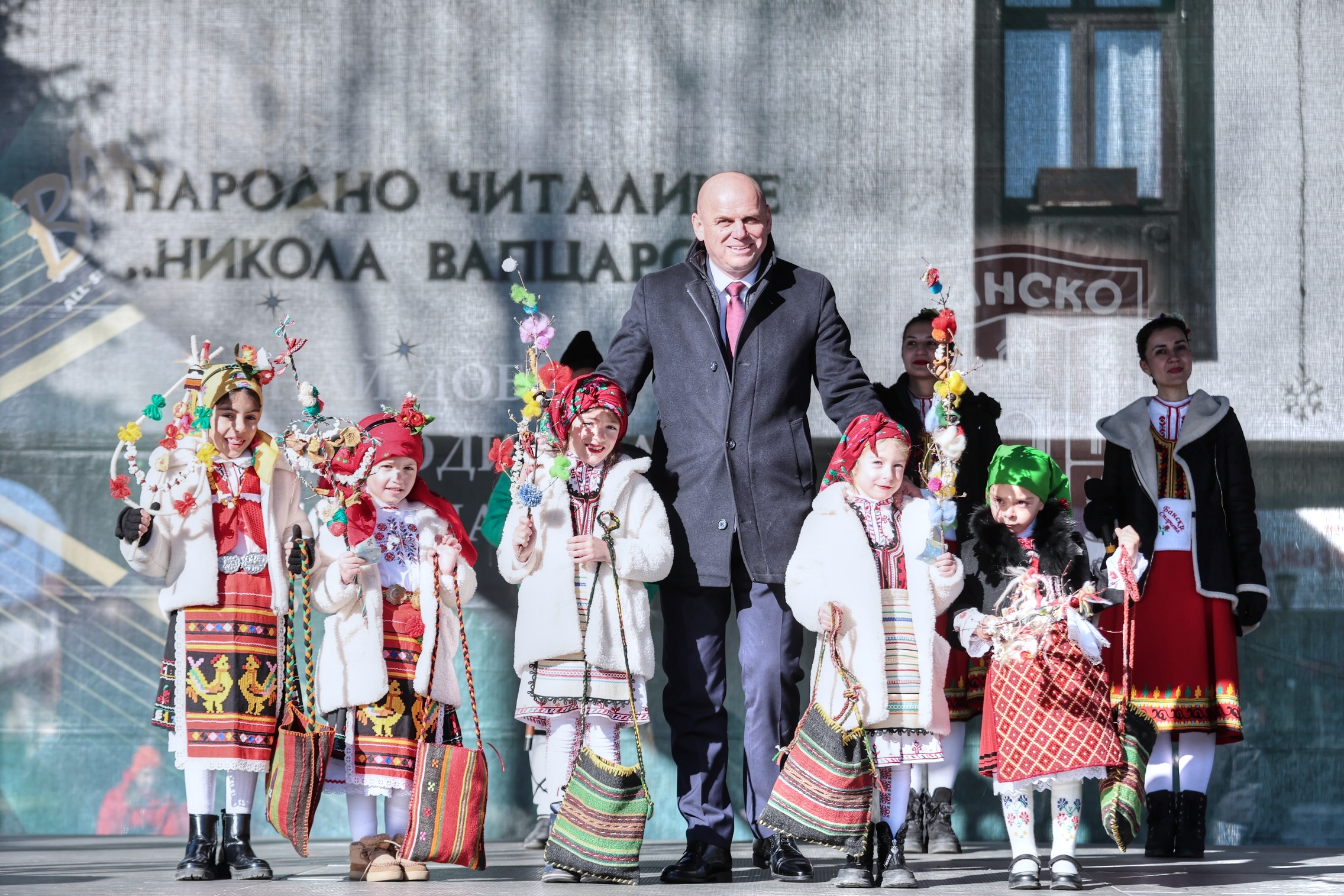 Банско посрещна 2026 година с пълен площад, кукерски игри и жива българска традиция