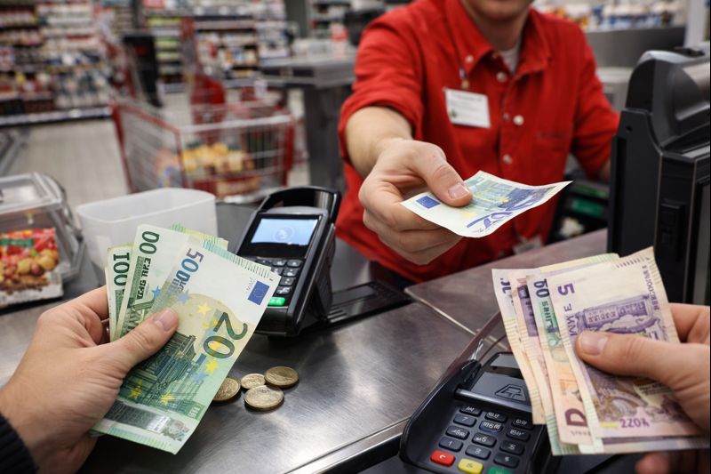 Първи работен ден за големите търговски вериги при разплащания в евро и левове Първи работен ден за големите търговски вериги при разплащания в евро и левове