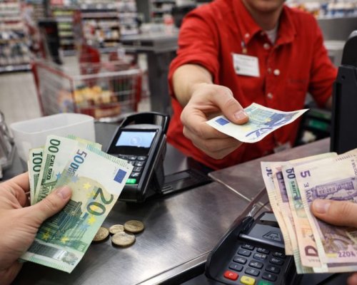 Първи работен ден за големите търговски вериги при разплащания в евро и левове