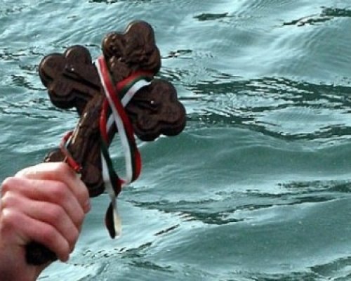 Богоявленски водосвет и потапяне на кръста на Йордановден в Кресна