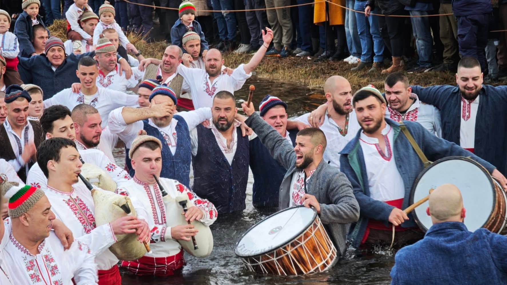 Мъжете от Калофер влязоха във водите на река Тунджа на Богоявление! Антон, на година и половина, получи богоявленския кръст