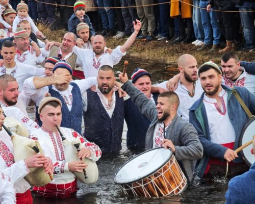 Мъжете от Калофер влязоха във водите на река Тунджа на Богоявление! Антон, на година и половина, получи богоявленския кръст