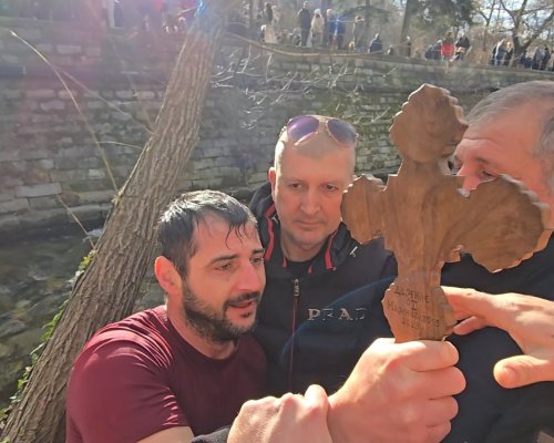 38-годишният Иван Омбашлиев хвана Богоявленския кръст в Благоевград ВИДЕО