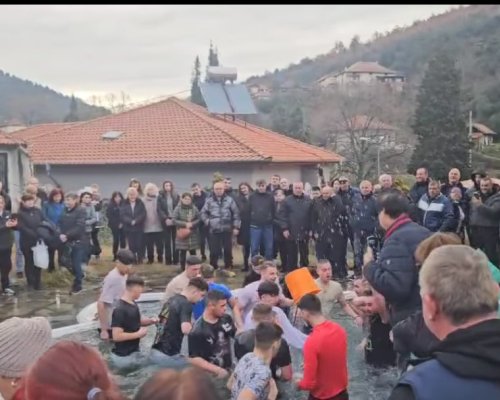 Богдан Димитров извади Богоявленския кръст в Кресна
