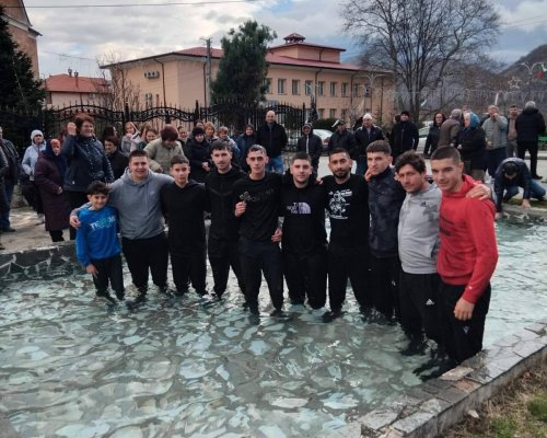 За трети път: Стефан Николов хвана  богоявленския кръст в с. Крупник