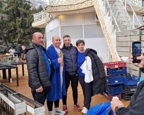 Лазар Джаков хвана Светия кръст в езерото на Сандански!