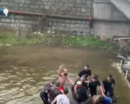 Кристиян Проев хвана Богоявленския кръст в Елешница