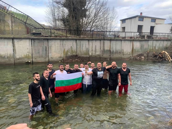 Велко, внук на баба Мария Орозанска, извади кръста на Йордановден в Бараково