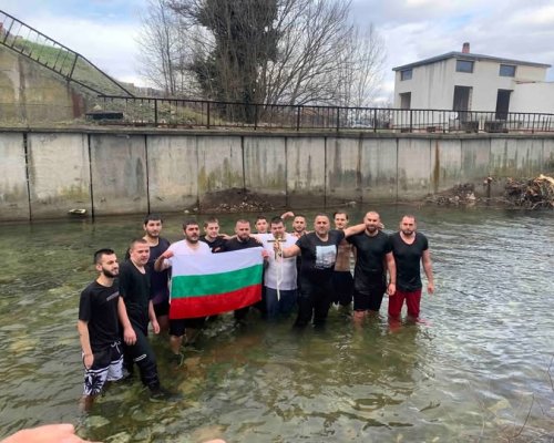 Велко, внук на баба Мария Орозанска, извади кръста на Йордановден в Бараково
