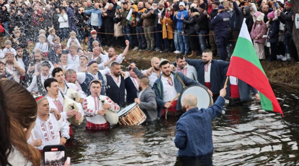 Смелост и вяра: Кои мъже извадиха кръста от ледените води в страната Смелост и вяра: Кои мъже извадиха кръста от ледените води в страната