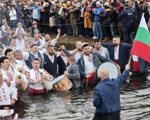 Смелост и вяра: Кои мъже извадиха кръста от ледените води в страната