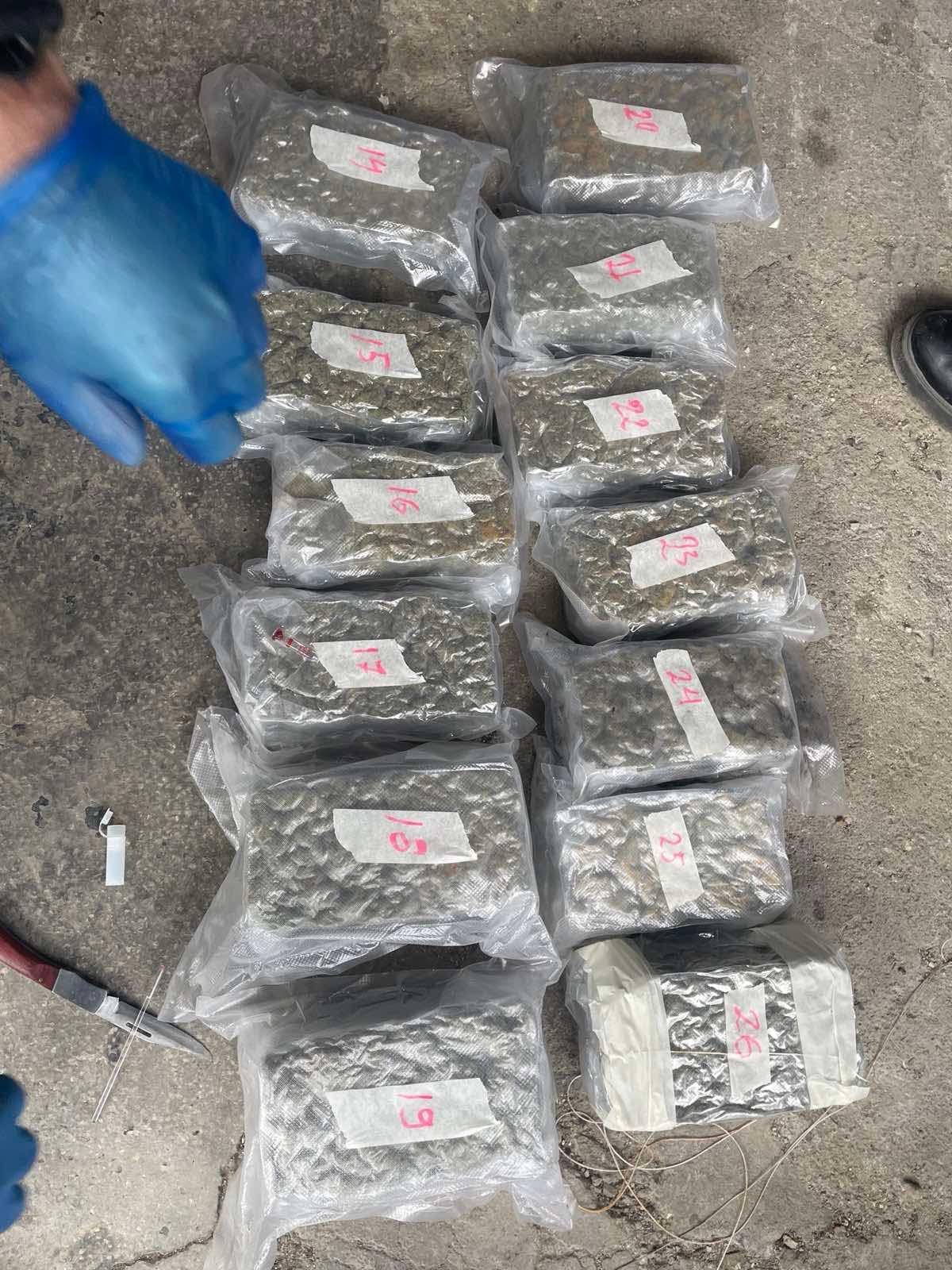 26 пакета марихуана са открити в праговете на БМВ при СПО на ГДБОП
