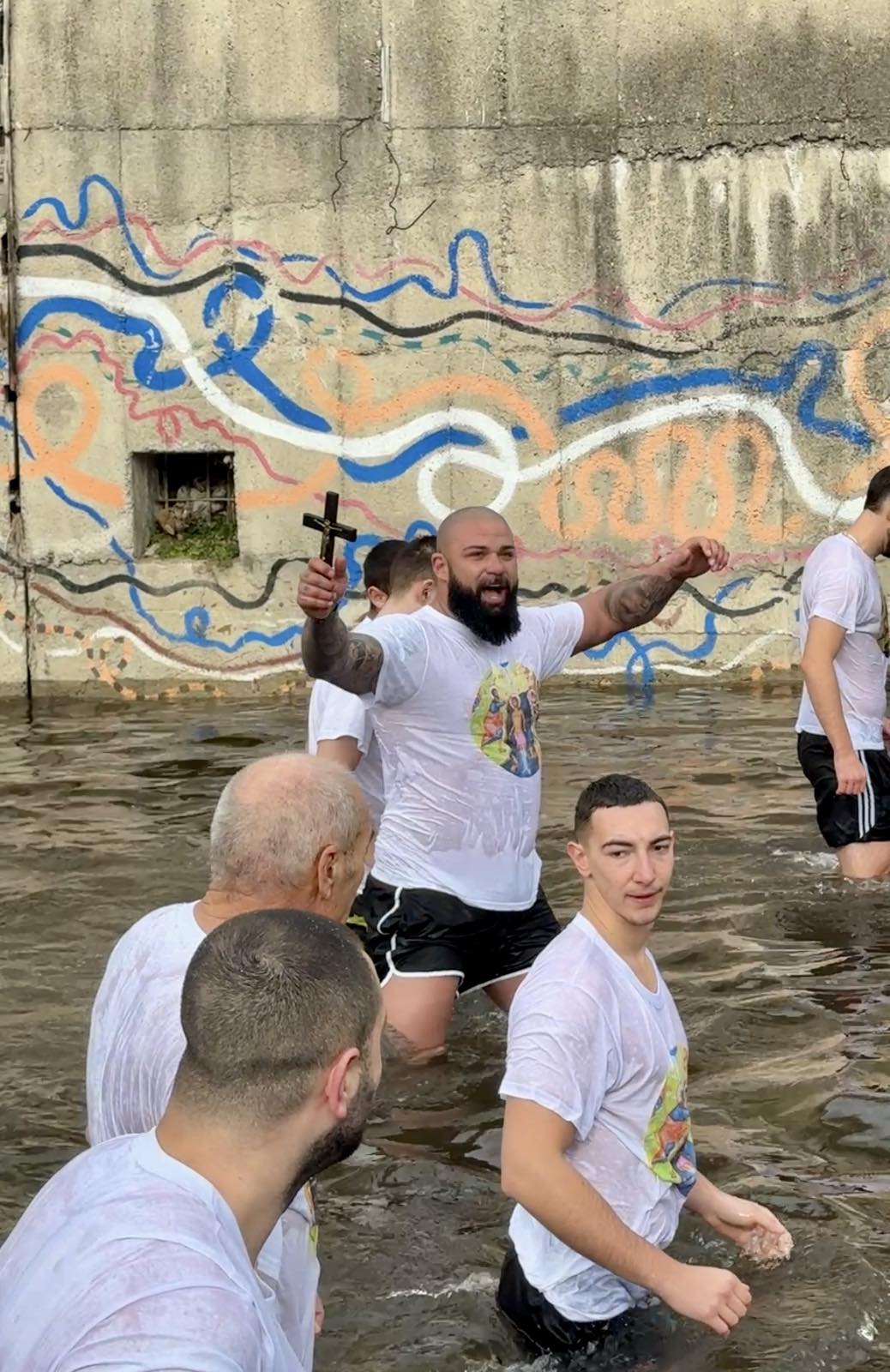 Гастарбайтер в Англия улови богоявленския кръст в Кюстендил Гастарбайтер в Англия улови богоявленския кръст в Кюстендил