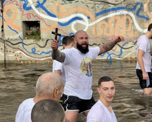 Гастарбайтер в Англия улови богоявленския кръст в Кюстендил