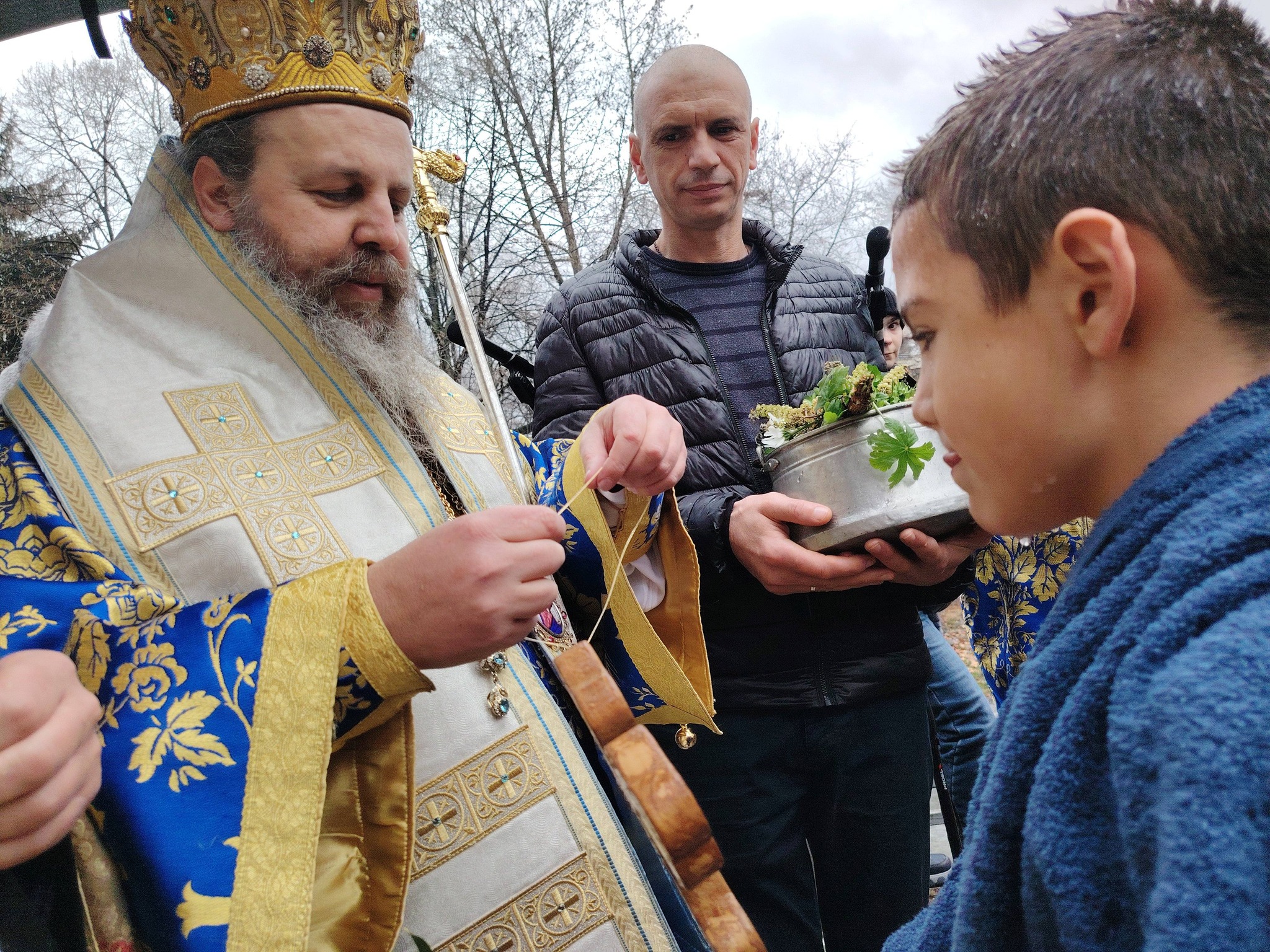 10 годишният Васил Попов получи Благословията от Митрополит Серафим за хващане на Светия кръст в река Градска в Гоце Делчев