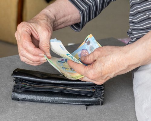 Започва изплащането на първите пенсии в евро при засилени мерки за сигурност