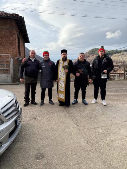 Четирима смелчаци в ледените води на река Брежанска на Йордановден-Костадин Йосифов е тазгодишният късметлия в Брежани Четирима смелчаци в ледените води на река Брежанска на Йордановден-Костадин Йосифов е тазгодишният късметлия в Брежани