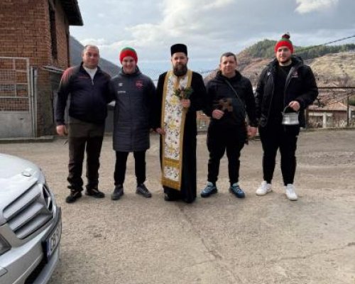Четирима смелчаци в ледените води на река Брежанска на Йордановден-Костадин Йосифов е тазгодишният късметлия в Брежани