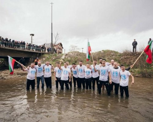 Село Черниче отбеляза Богоявление с ритуал по спасяване на Светия кръст-Атанас Димов пръв се докосна до светинята